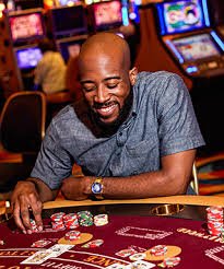 Antarmuka meja blackjack langsung niagabet menampilkan feed video dealer, taruhan chips, dan tata letak kartu